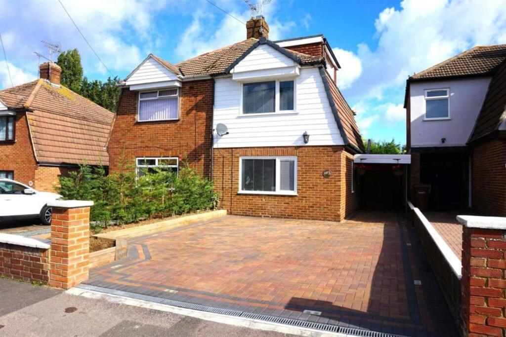 Lovely Family Home In Rainham, Kent Rainham  Exterior foto